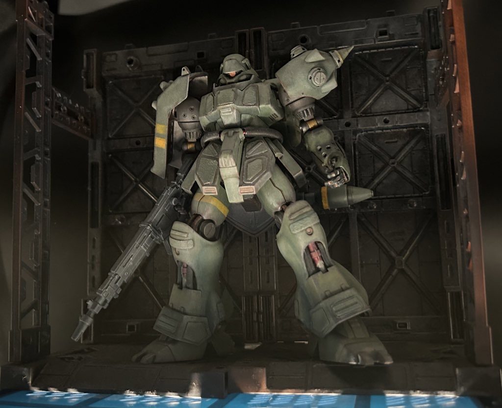 100均のディスプレイベースでパシャリ📸首元、胴体、脛の動力パイプはスプリングパイプに変更してます。