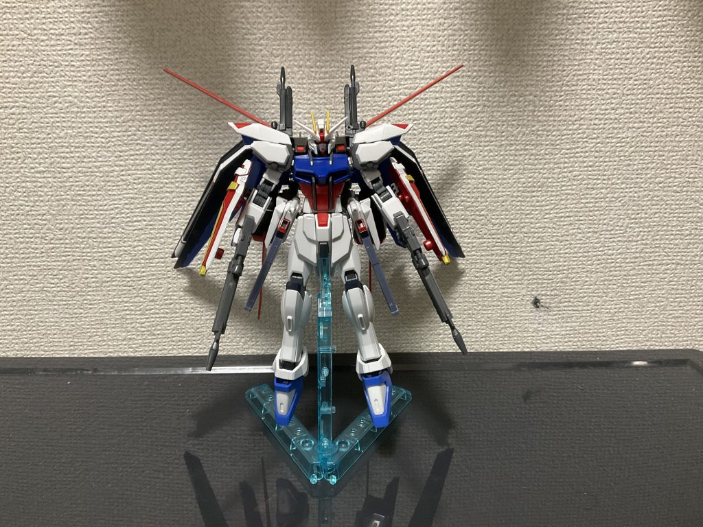 腕にはSDEXエールストライクのシールドを接続し、ライフルはHGCEエールストライクのものからフォアグリップを除去して装備させていますバックパックが重すぎて自立できませんスタンド必須です