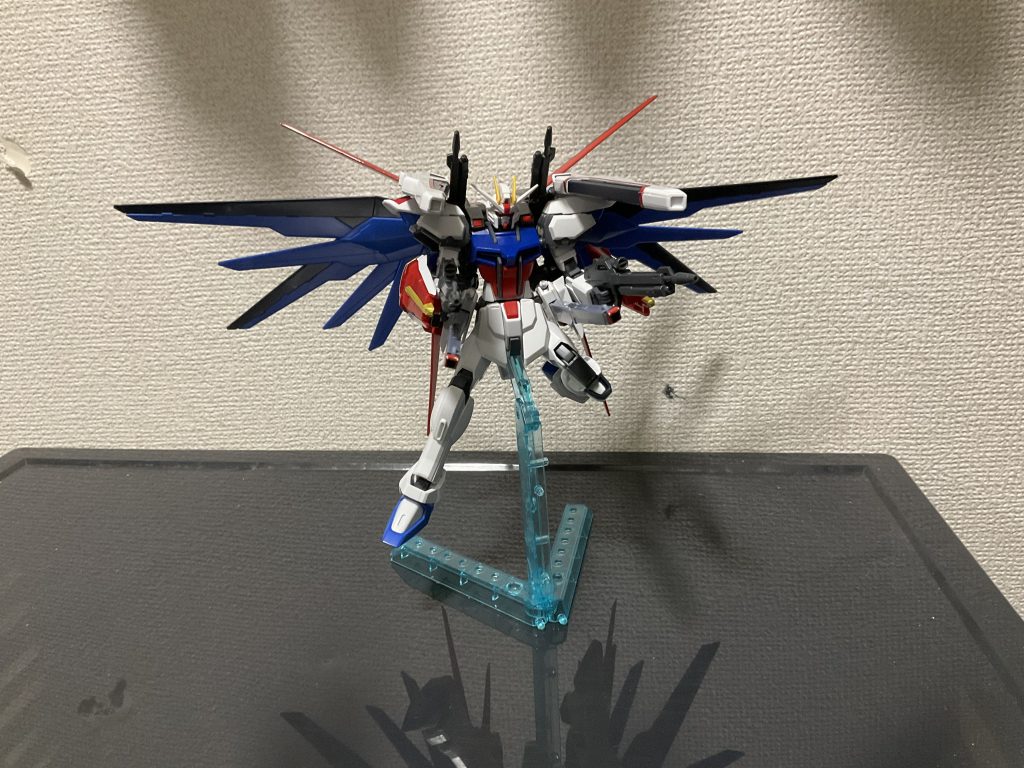 改めてフルバーストの画像をば本体の腕以外は前作の流用ですが、逆にそれ以外は完全に新規で購入していますおかげで通算2機目のSDEXおよびHGCEのエールストライクと通算3機目のHGCEフリーダムを買うことになり、5千円くらい吹っ飛びました()なおバックパックは分離できない設定にし、動力もハイパーデュートリオンエンジンに変更しました