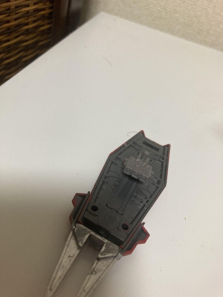 シールド内蔵ミサイルを残してあったパーツと武器セットの爪シールドに接着。