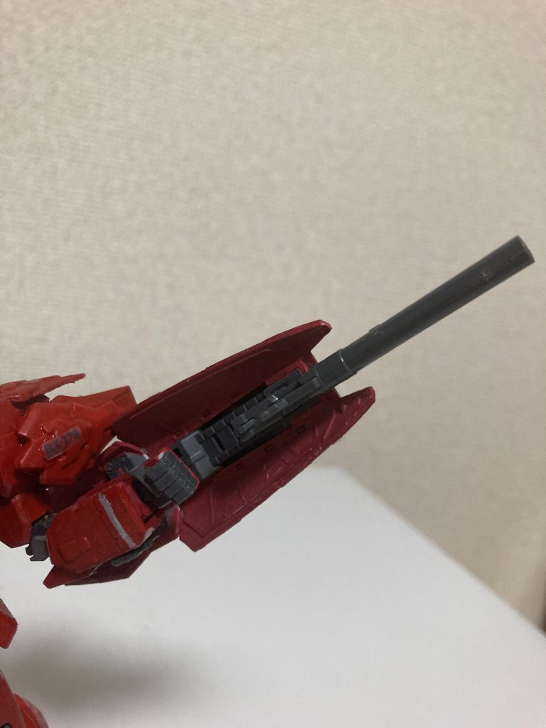 シールド内蔵ミサイルの取り付け部分を切り離してHGシナンジュのバズーカに接着して取り付け。