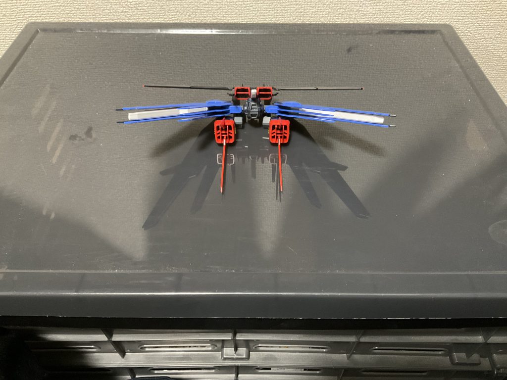 バッテリーパックにフリーダムのバックパックを丸ごとくっつけ、推力偏向ブースターはエールストライクの股関節と足を接続するパーツ2個で下に張り出させる形で装備しています