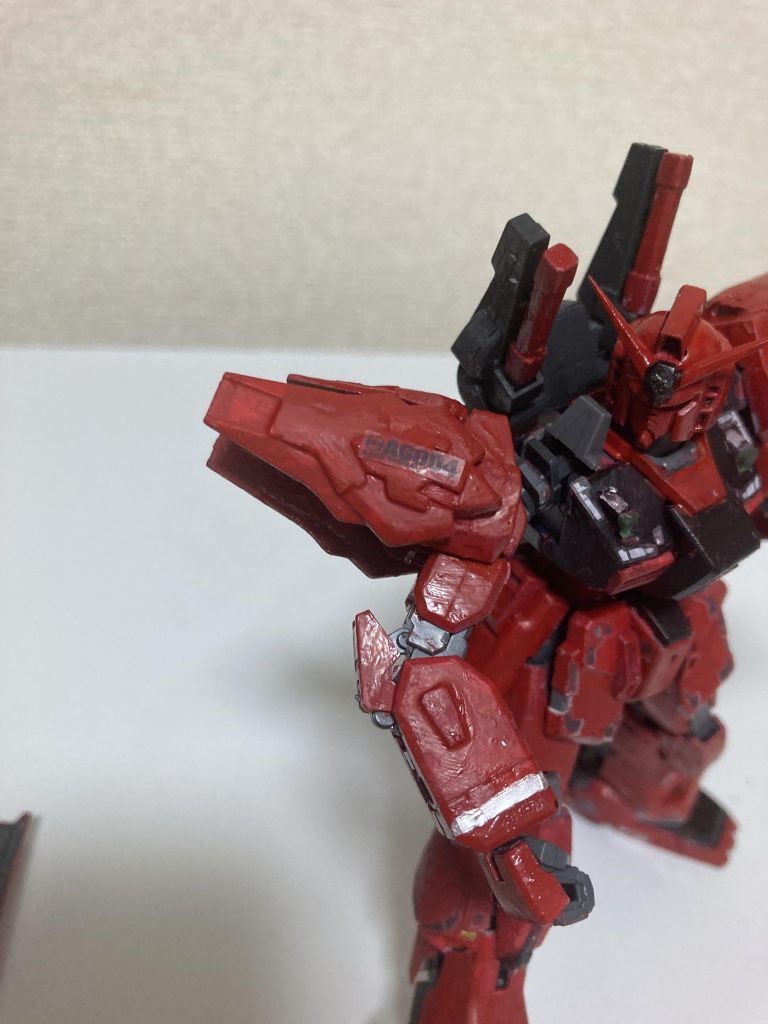 ビギニング30の膝や腕まわりの部品を切り離しやすって接着。