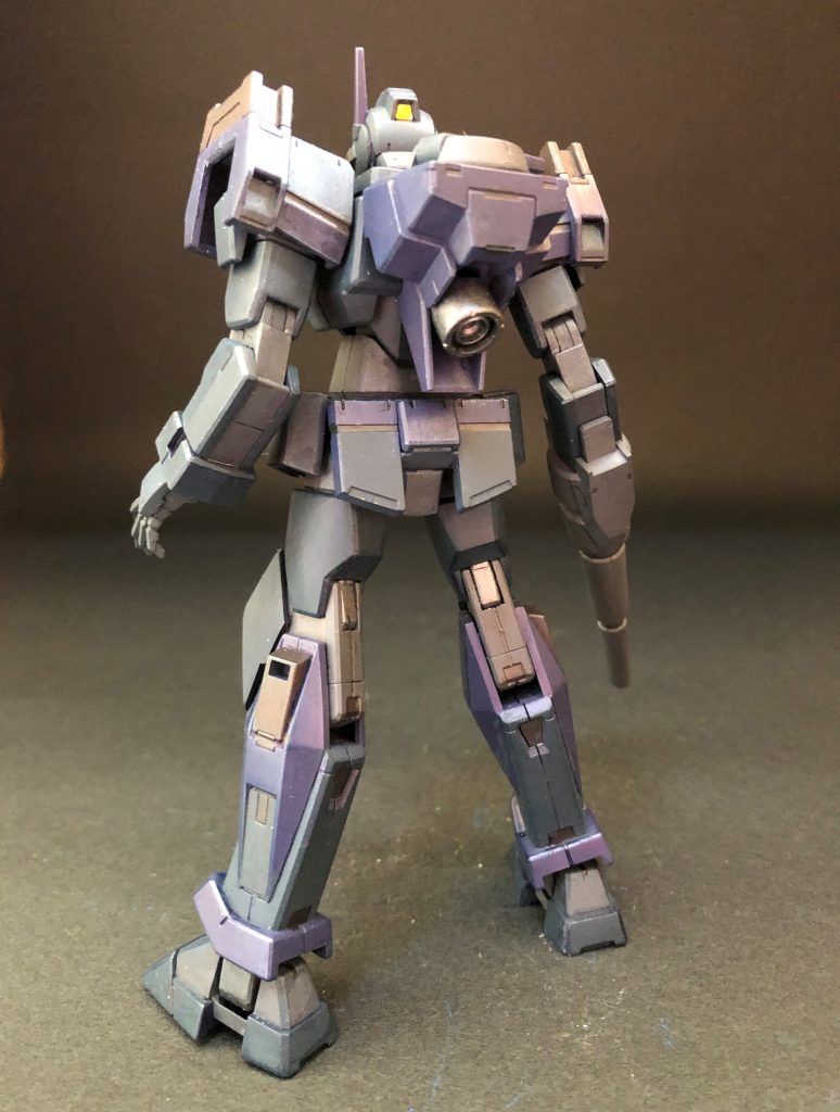 暗い色でまとめられた機体ですが、表情が出るように心がけて色を足してみました。