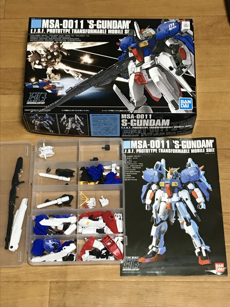 購入時、ランナー切り分け。取説完成写真がどっしり感があり、テンションが上がりました。