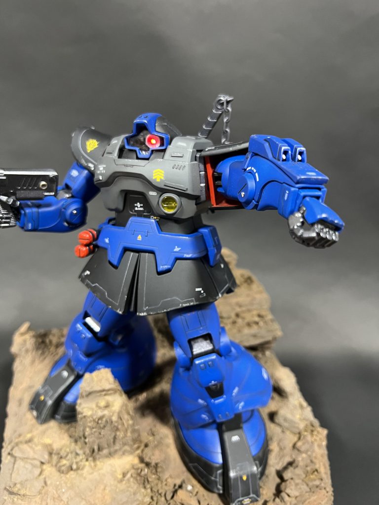 専用機としての武装は左腕部に二連装グレネードランチャーを装着。これは、ランバラルは近接戦闘を中心とした戦いになると考えて、グフでの戦闘経験をそのまま活かせるように手持ち武装でなく左腕部に装着した武装として想定しました。なおこのグレネードランチャーはイフリートの前腕部を切り出し作製。マグネットで脱着式としています。イフリートとドムは同じツイマッド製なのでデザイン的にも設定的にも違和感がないかなと。