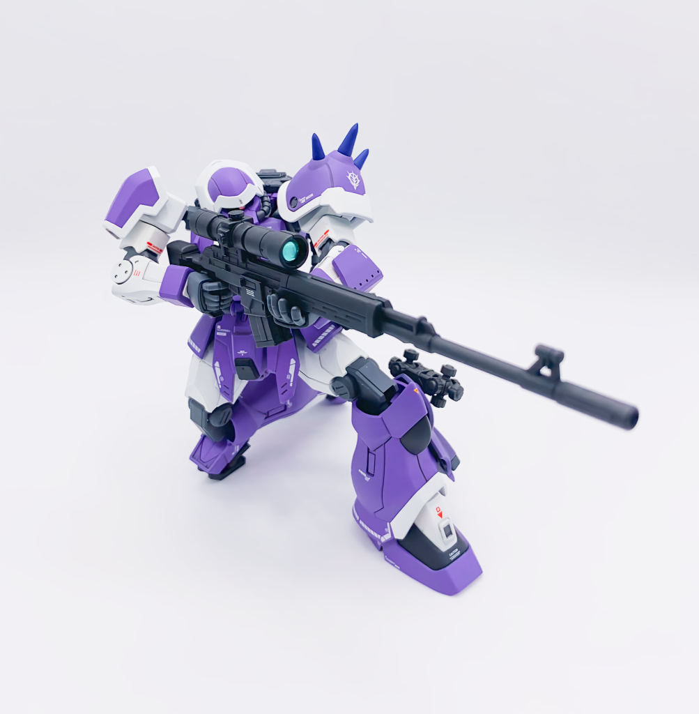 狙いを定めてるポージング