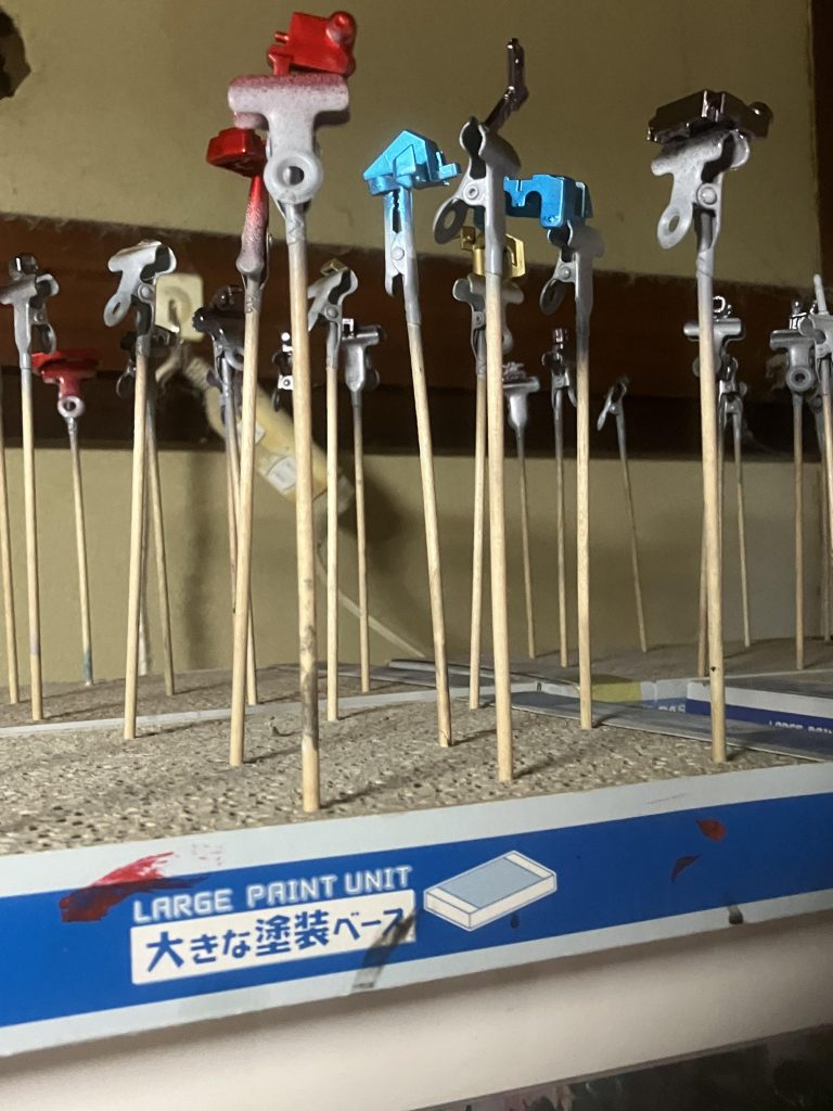 ガンダムマーカーメタリック レッド・ブルー・ゴールドで 塗装しました。