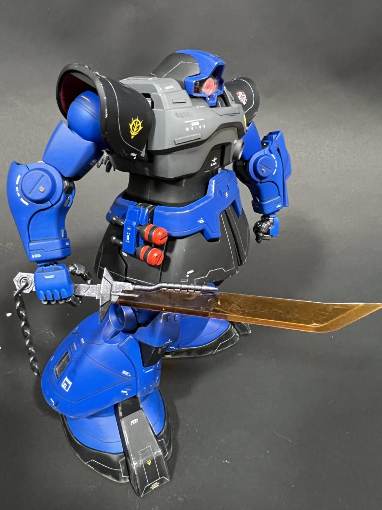 近接武器としてヒートソードと投擲式グレネードを装備。これはゲリラ戦法をもとに近接戦闘を得意とするランバラルに合わせた組み合わせを考えました。ヒートソードはドムの細長いサーベル状よりグフのソード形状に近いイフリートのヒートソードの方が似合うと思い、流用。なおヒートソードは刃部を着脱可能とし、マウント用に発熱していない黒色の刃も作成してみました。(写真に写ってない)なおヒートソードのマウントラッチは背中と両腰どちらにも装備できるようにしています、