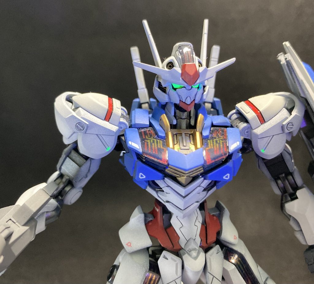 ツインアイの他、各部に貼り付けたチップはブラックライトで光ります。