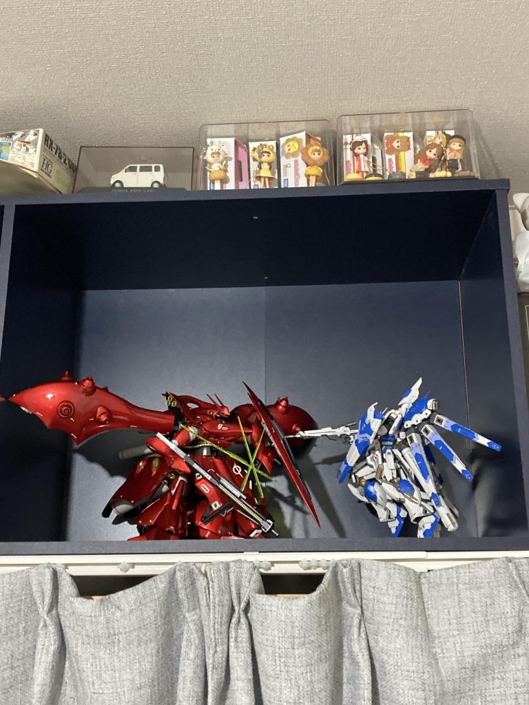 カラーボックスを横に使って、2段分のスペースにHi-νと収めました。