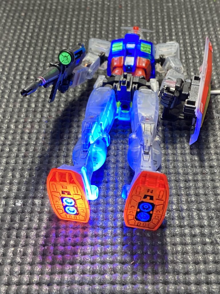 足の裏のバーニアも塗装してますが、穴埋めはしていません。