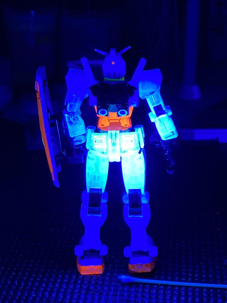 バックパックのバージニアも蛍光色で塗装。