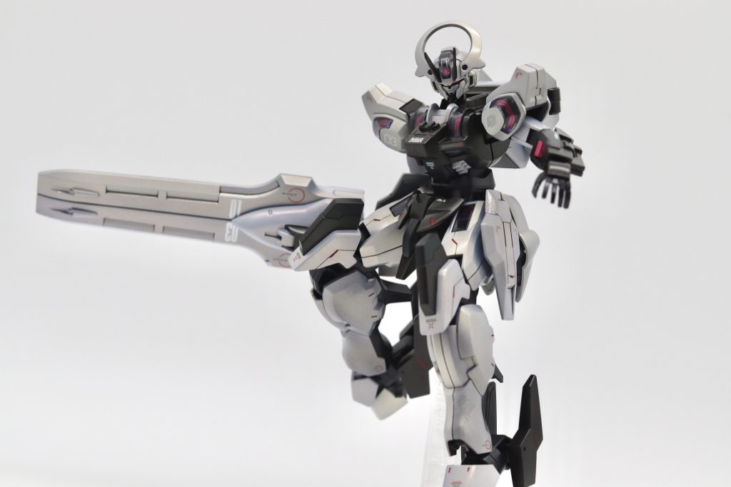 大剣モード＋パッケージ絵の再現随所モールドにエナメルのレッドで部分塗装しております。