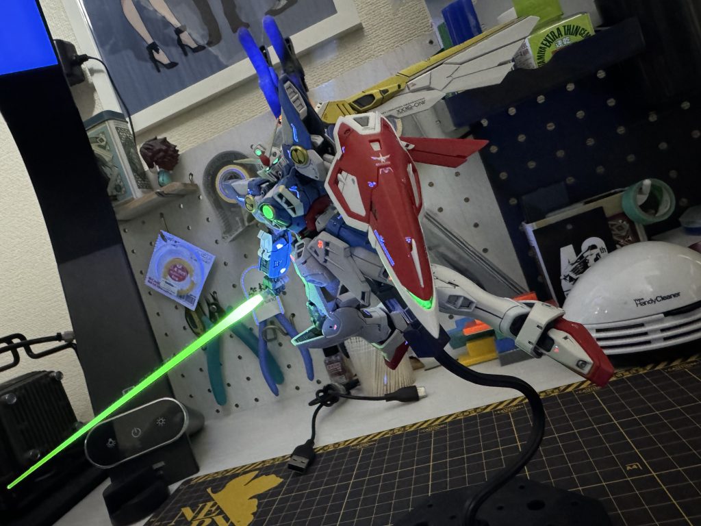 クリアーパーツは無塗装でもブラックライト当てるとギラギラに光りますがツインアイと頭部のセンサーのみステッカーに蛍光グリーンを吹いてあります