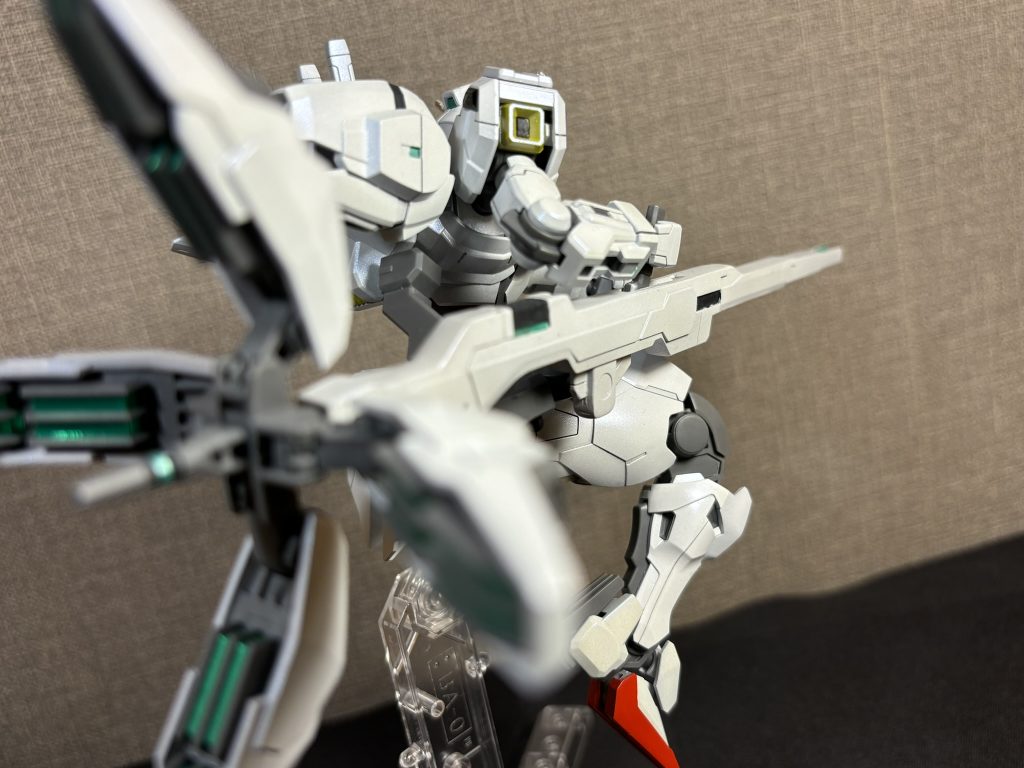 細かいところは筆で塗ってますが、塗りにくいところは素直にホイルシール使ってます