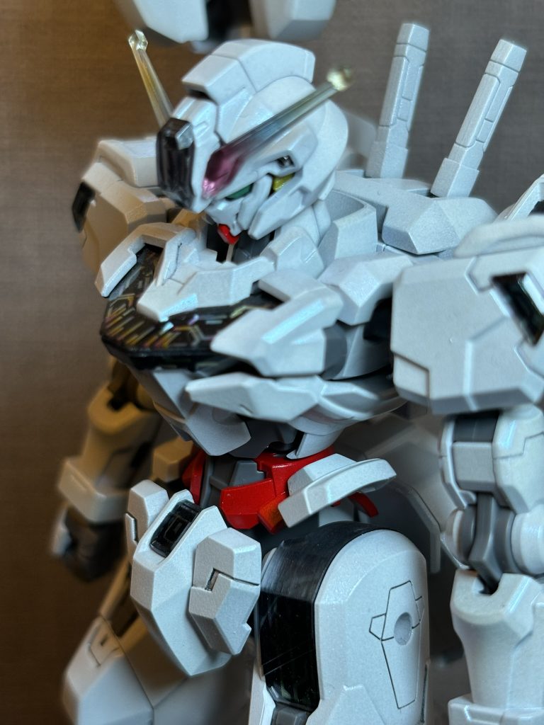 今回吹きかけたのはファレホの青系の偏光塗料です光の下だとほんのりと青く照り返しがあります