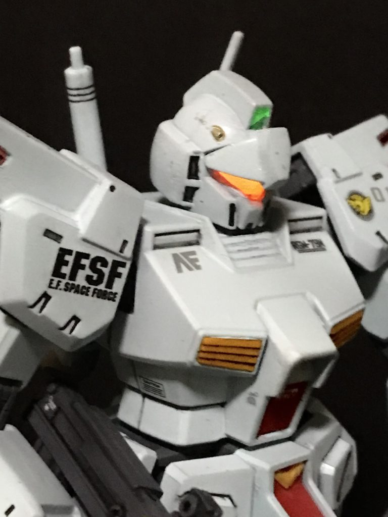 完成当時の写真1調色が下手で、成型色より薄く灰色がかった色合になってしまいました。バイザーは内側から蛍光クリアオレンジで塗装、センサーは釣り用の蓄光蛍光グリーンです。塗装後に100均のUVレジンでコートし、レンズ感を出しています。