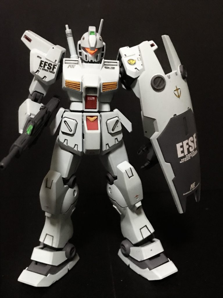 完成当時の写真2正面からの写真。付属のデカールシールと、水転写ガンダムデカールを使用しました。艶消しトップコートで全体的に艶を均一化しました。