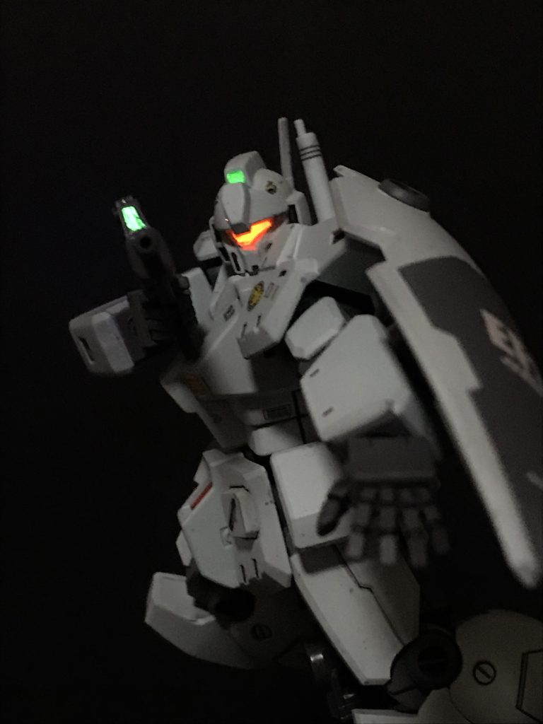 完成当時の写真5照明を暗くしてみました。改造はなしですが、キットが優秀なので陰影が強調されカッコイイですよね。