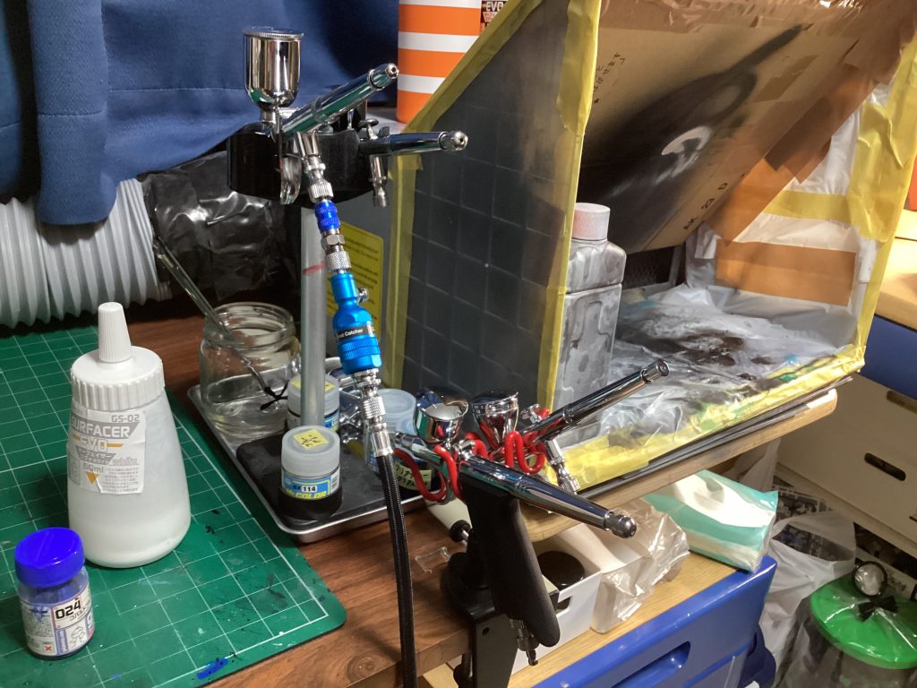 つぶやきでも投稿しましたがハンドピースが4本になって0.2 0.3 0.5の口径がそれぞれ使えるようになったので塗り分けを繊細でかっこいいグラデーション塗装が出来るようになりました!0.3はメタリック専用と通常色専用の2種で分けてます!タミヤのSX-0.3だけメタリックで他は全部ソリット専用になってます。来年は塗装ブースを新しくしようとしたり岩田のHP-THも導入しようと考えているので色々と楽しみです♪ここまで読んでいただきありがとうございました!また作品が完成したら投稿しようと思ってるのでその時は是非よろしくお願いします!最近は美プラの罪プラを処理して塗装してるのでおそらく長引くと思います笑