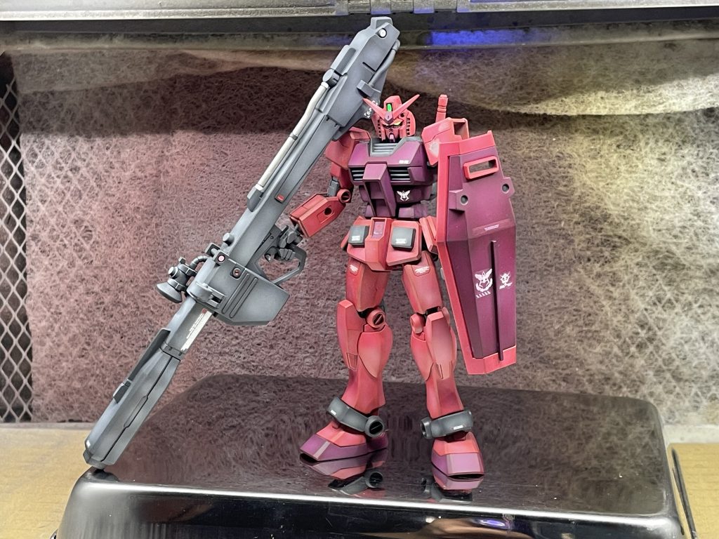 改修箇所は合わせ消し、シールドの十字と腰中央のV字の埋め込み、スジ彫り追加のみです