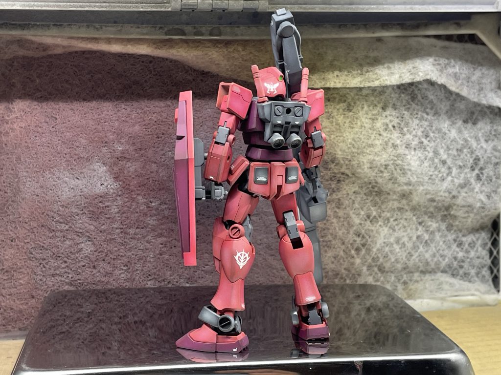 一応基本色に白を混ぜてグラデーションかけてますトップコート後にウェザリングマスター黒でエッジ部分強調してます  