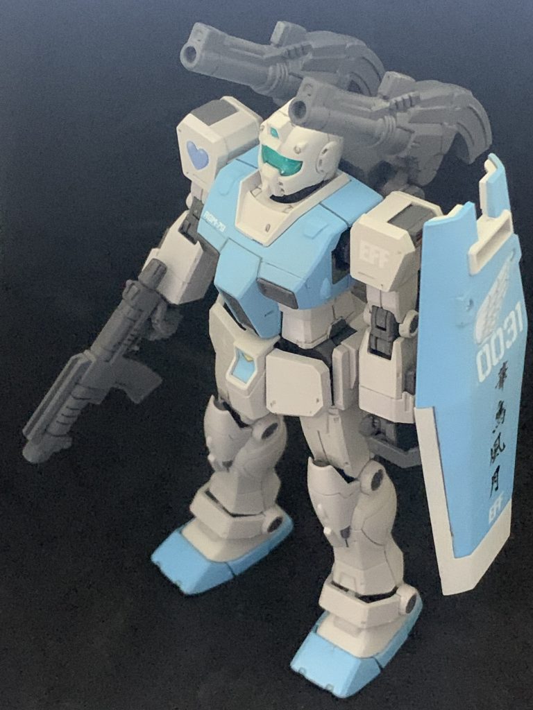 合わせ目を消してのオレンジ部分を塙瑠香さんの担当カラーであるスカイブルーのファレホでエアブラシ塗装、武器や関節はガンダムマーカーエアブラシシステムを使用しガンダムグレー、バーニアはガンダムマーカーエアブラシシステムを使用してのメッキシルバー、他のグレー部分はファレホのホワイトグレーをエアブラシ塗装、腰のVマークの部分のみ成型色です。