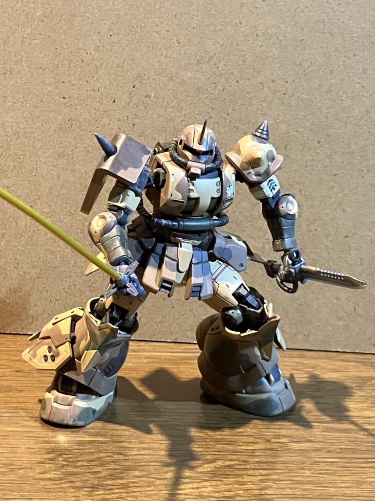 バンダイのデカールが非常に質が悪く塗装が楽だと思いカッティングマシンでマスキングシートを出力したのとマスキングテープ併用で、比較的楽に塗り分け出来ました。