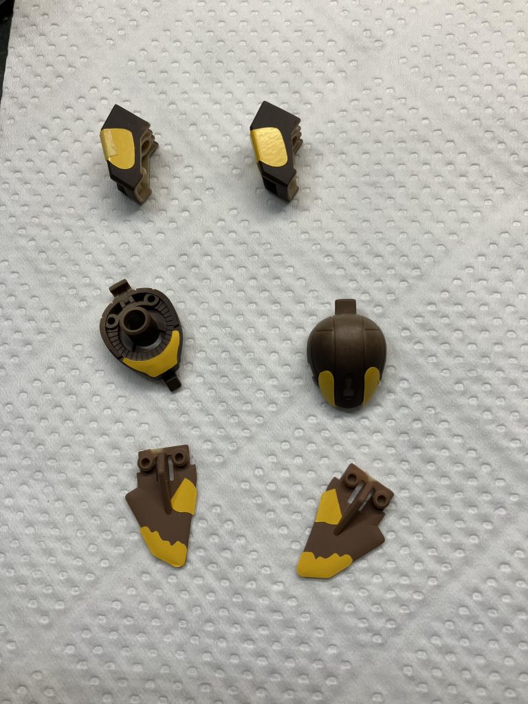 マスキングなので、デカールの色を隠す様に貼り付けて塗装して行けば2日位で塗装終わります。この後クリアー吹いたりマーク等は貼って行きます。