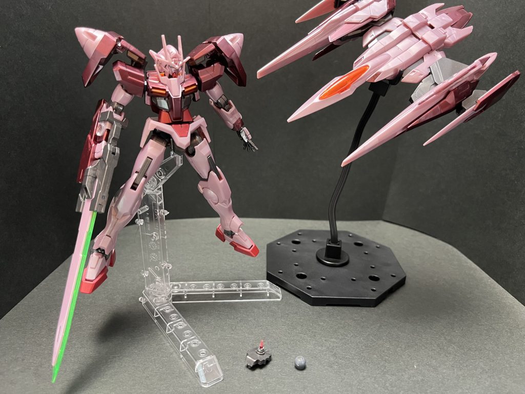 以上、トランザムライザーでした!約10年越しに完成させることが出来ました。学生時代の級友○川君!改めて素敵なプレゼント有難う✨←ガンプラ大好きだったからワンチャン見てると信じて\(//∇//)\ダブルオーを格安で譲ってくれた友人にも感謝!イーグルライザーも作れたし⤴️写真の足元にあるのは例の破損させた腰パーツ、トランザムライザーは上半身の重さが凄いので当時は直してもぽっきり😭ガンスタの凄腕モデラーさんなら修理もたやすいかもですが、今も昔も私のスキルがアレなので(´;ω;`)