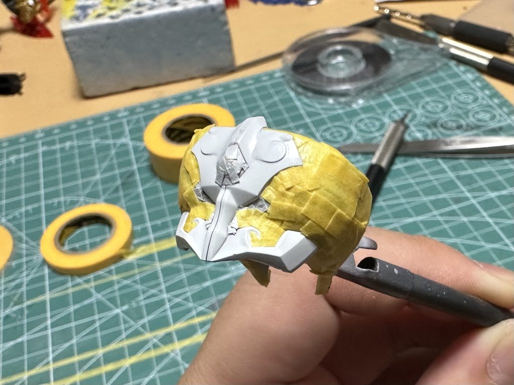 とにかく塗り分けに気をつけました。マスキングゾルも持ってはいるんですが、テープの方が性に合ってるというか…