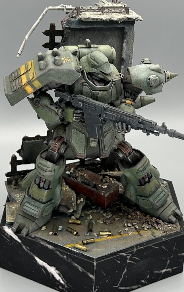 ビルや瓦礫をジオラマ、ビネットにすると色味がどうしてもグレー系に偏ってしまうので、道路のセンターラインやギラドーガのアサルトライフルの薬莢、焼けたバス等をアクセントにしました。