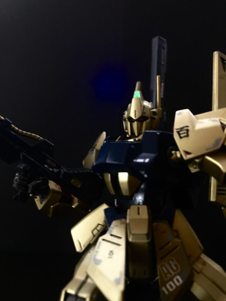 上半身拡大ショット。デカールワークはRG MkⅡのものをカットして貼り付けました。その他エゥーゴ用デカールも活用しています。