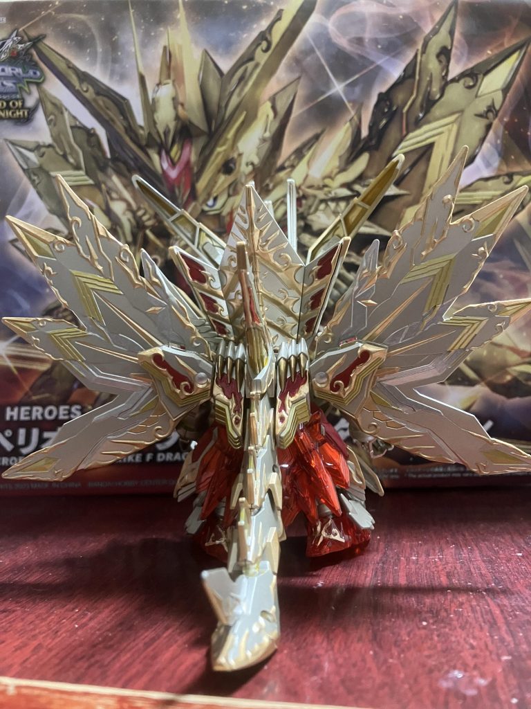 金の模様は、モールドがしっかりしてるから塗り易いですね。クリアレッドのスカートは、決して塗り忘れたわけではありません、ただ塗料が足りなかっただけです。