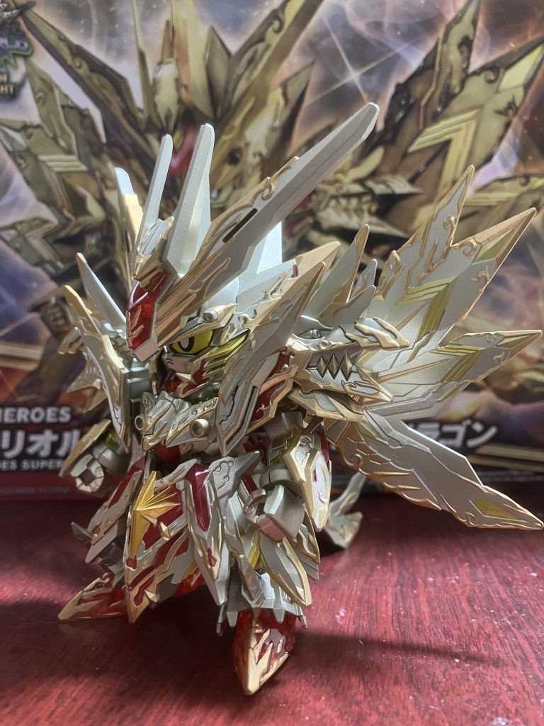 ベースをシャンパンゴールドにしてみました。ゴールドよりも、シルバーに近いのかな?部分的にシルバーを入れてみたが、パッと見分からないですね。まあ、ちょっとは落ち着いた感じになったかな。あ!赤がはみ出たとこ、修正し忘れてました😅