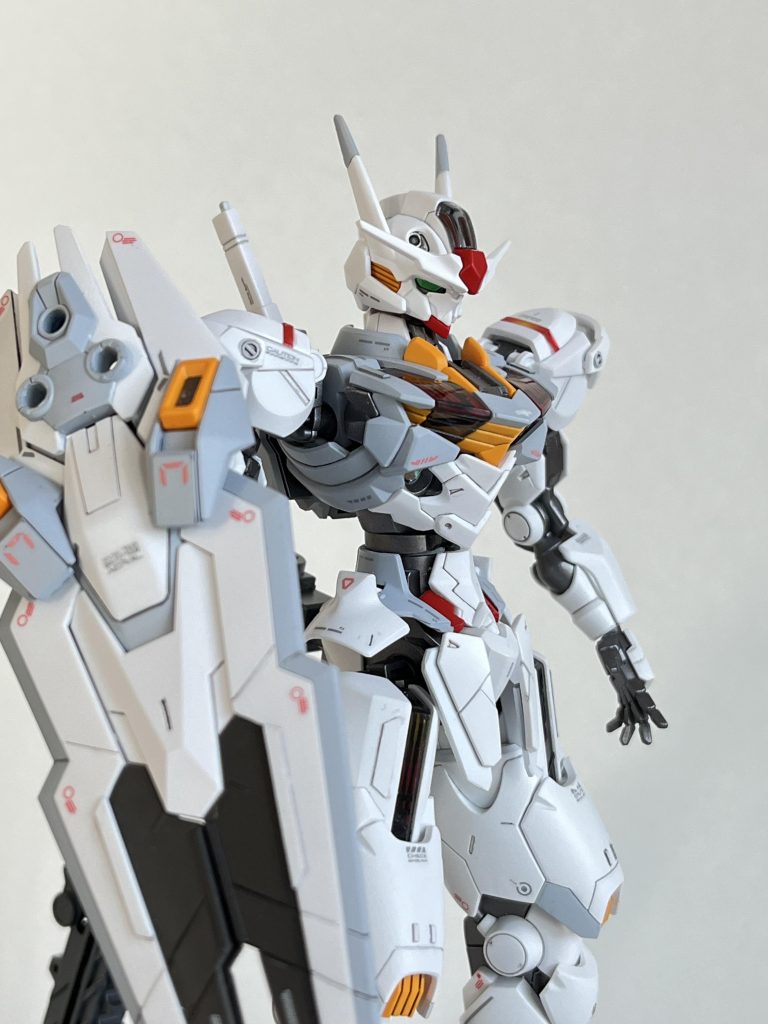 定番のウエストの延長と腰前のアーマーをチョイ追加しつつ、左手はパーに変更