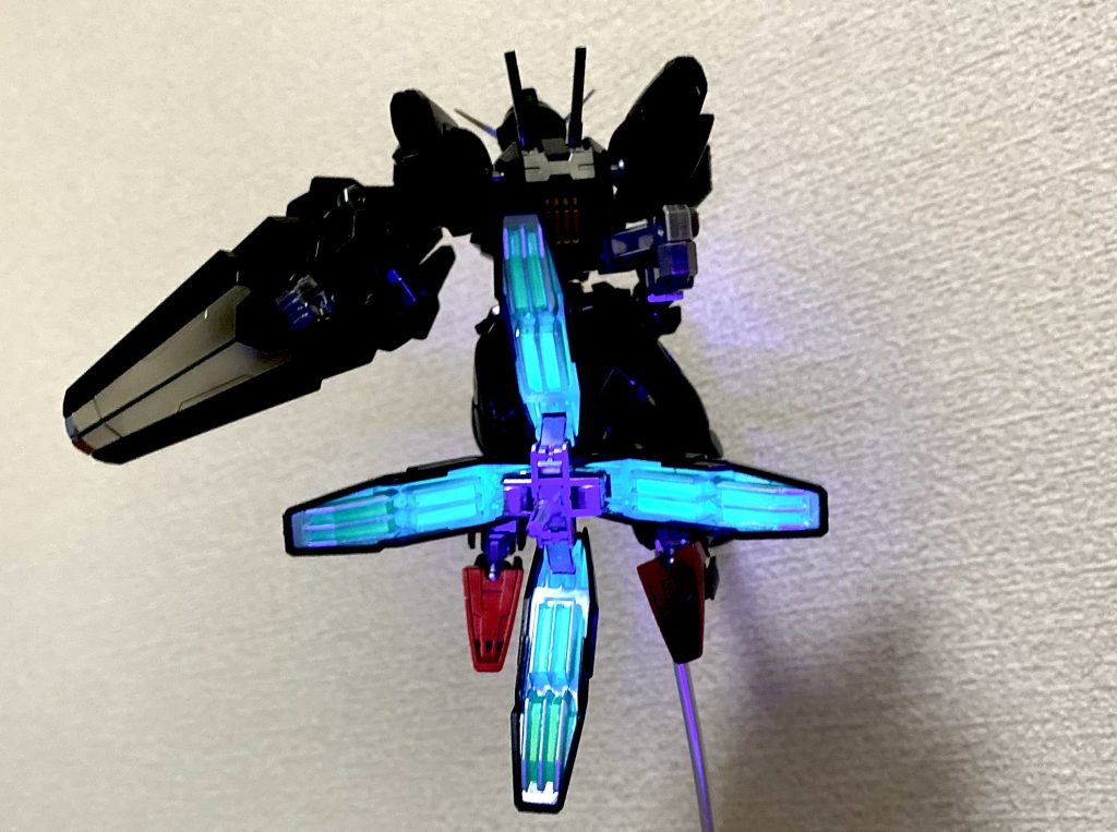 細かく塗り分けましたが、下地の蛍光塗料が勝って全体が発光してますが、ボワっと最大火力な感じでヨシとしますw