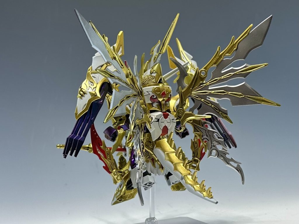 背面翼の塗り分け。あと、尻尾に角度を付けるため少し曲げたりと調整しました。