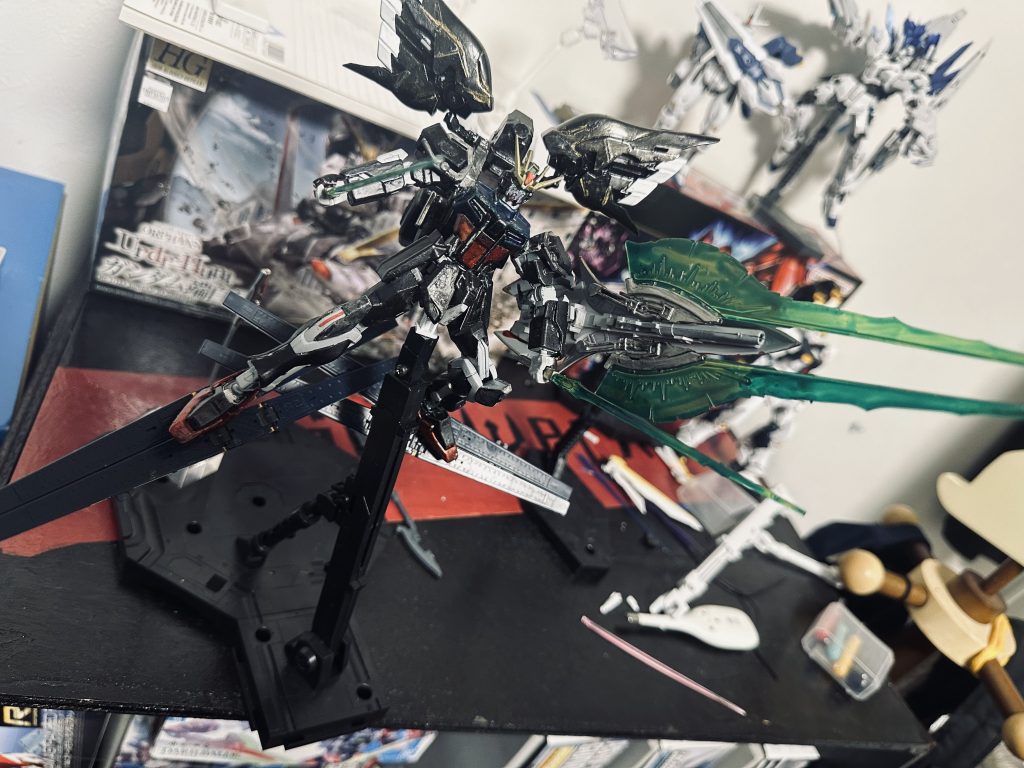 重力下用モード。バックパックに装着したドラグーン(νガンダムのフィンファンネルですが)の上に乗ることで重力下でも高い機動力を発揮することができる。ちなみに接着はネオジム磁石です。初めて使いました。