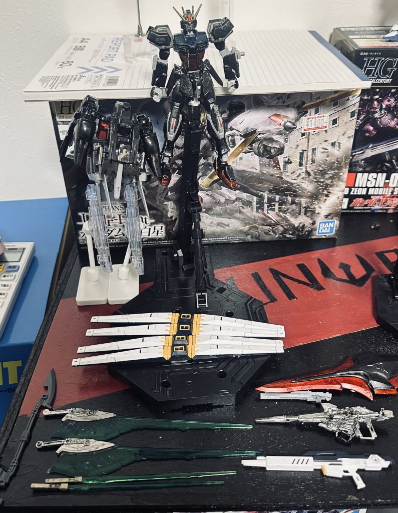 全装備バックパックはエールストライカーとシナンジュのものを組み合わせて作っています。本体との接続はネオジム磁石です。ライフルは2丁で、ユニコーンのものとνガンダムのものを使用しています。今回は以上です!最後まで読んでいただきありがとうございました!