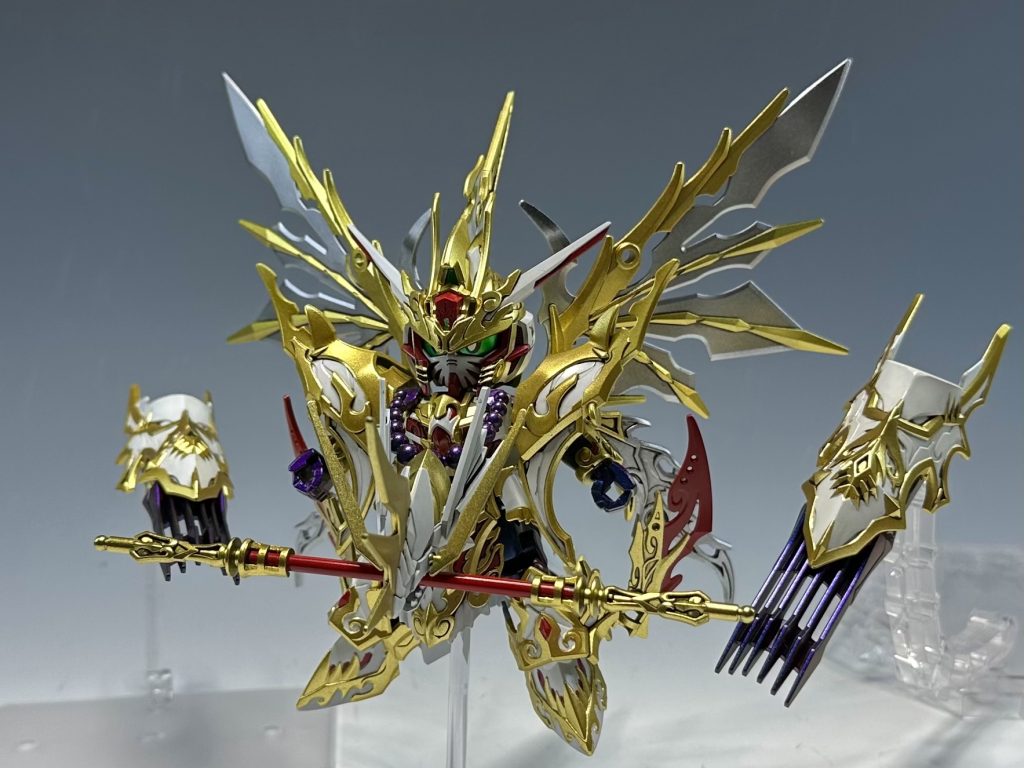 両肩のアーマーはファンネルのように飛ぶ設定