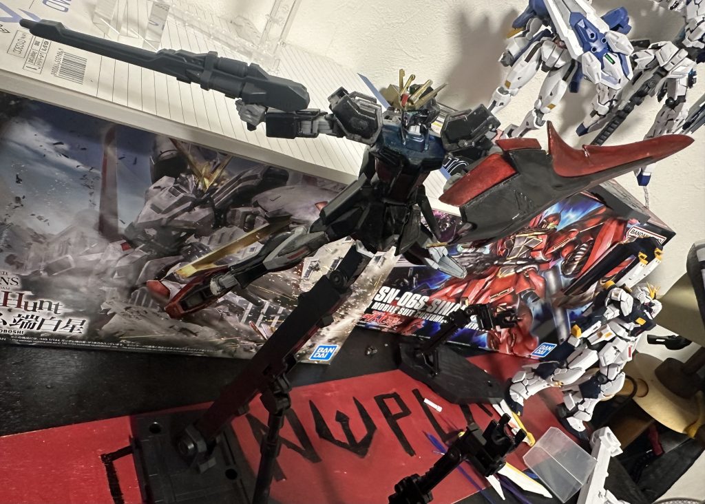 お決まりのポーズで。シールドはHGシナンジュのものを、ライフルはウイングのバスターライフルを使用しています。