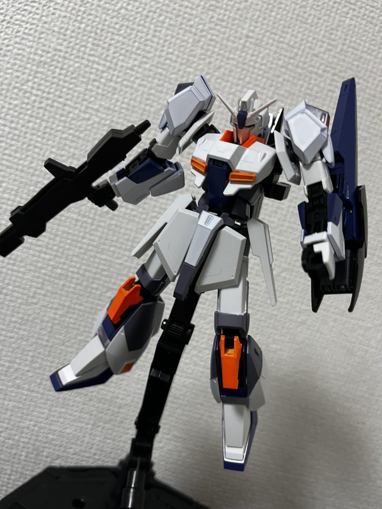 すっとびましたが色味チェックの塗装組み立てまで。量産機っぽい?墨入れやデカール、トップコートの重要性がなんとなく感じられました。そんな感じ。少しだけ自分語りします。私は水星の魔女、パズドラのガンダムコラボからガンダムに触れました。水星のアニメが始まる前に心斎橋でガンプラの販売企画?的なものがあったので、ガンダム好きの友人と行ってみることに。そこに売っていたエコプラ仕様のMGのエクシアに一目惚れ。とりあえず買ったは良いものの、「いきなりMGは難しいよ〜。」とのこと。しばらくしてRX-78のEGとエアリアルのHGを作ってみた結果、見事にハマりました笑気づいたらエアリアル組んでからコンプレッサーやハンドピースを一気に揃えてました。まだ全然組んでないのに。しかも一丁前にプラモ積んでます…ゆっくり消化していきたいですね。ここまで見てくださってありがとうございました。これからものんびり制作しますので、また別の作品も見ていただければ幸いです。では。