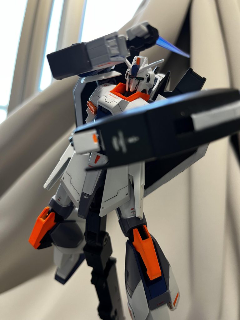 付属してた赤よりイメージに合うので、エアリアルの剣を借りてます。手の甲など、ポイントに塗ってるオレンジがバシッと印象を締めてくれてます。