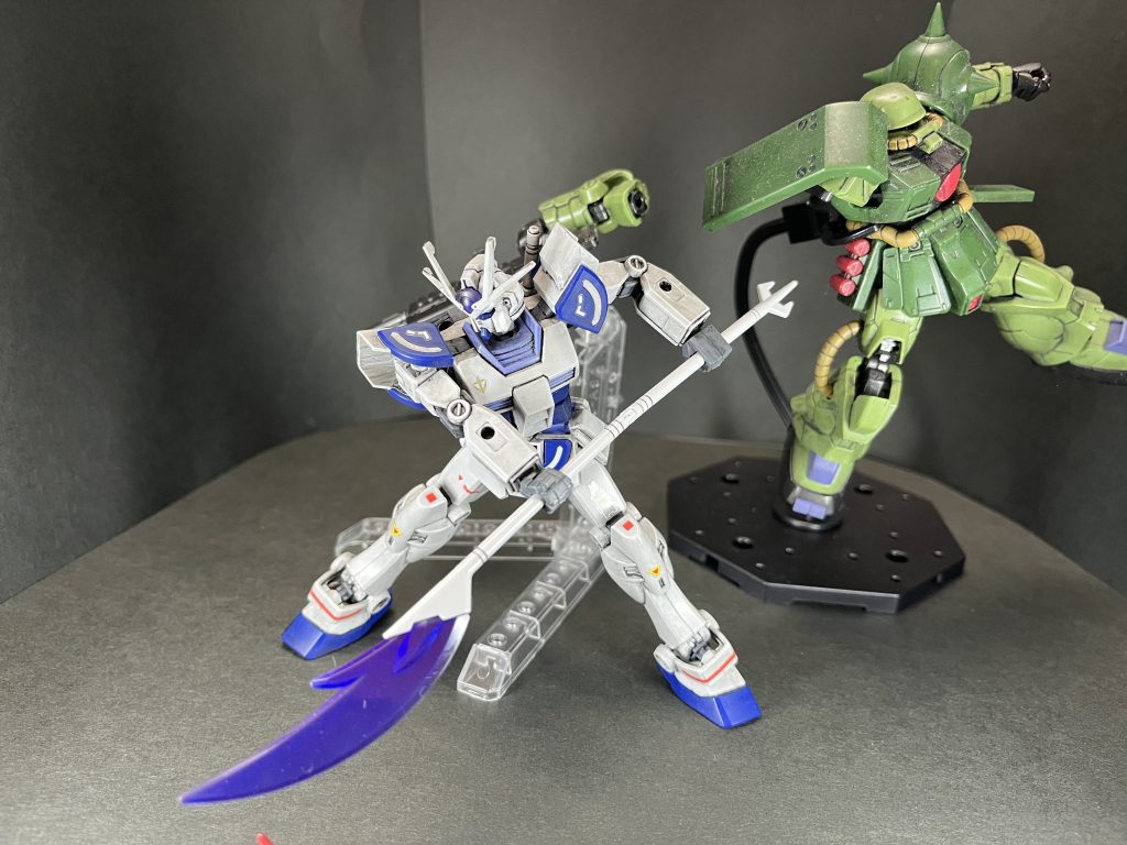 以上、ラーガンダム試作壱型でした!初EGでしたが、思ったこと!まず良い点は価格がお安い!SEED劇場版のHGプラモとか軒並み2000超えだもんねー(´・ω・`)わしが小さい頃その値段だったら買えませんでしたわほんま💦EGは買いやすいしカッコいいのが素直に良き✨次に悪い点、安い分肩や足の付け根などかなり作りが簡素で緩くポロリが多い!色プラ500円のシャイニングと同じような接続の肩アーマーにビビりました(´・ω・)!肩内部のボールジョイントも包み込む感じではないのでバズーカ持たせて表情つけたポーズとかさせようとするだけでポロっ⤵️写真とかで撮影する分には良いんですが、動かしたり遊ぶて観点から見るとここは少し残念でした。あとはハンドパーツが甲のカバーが外れるものでなく一個パーツな所、他ガンプラや30mmなど他の武器を持たせ辛かったですね。ビルドハンドや沢山売れ残ってる30mmハンドパーツに付け替えようてことね(´ω`)