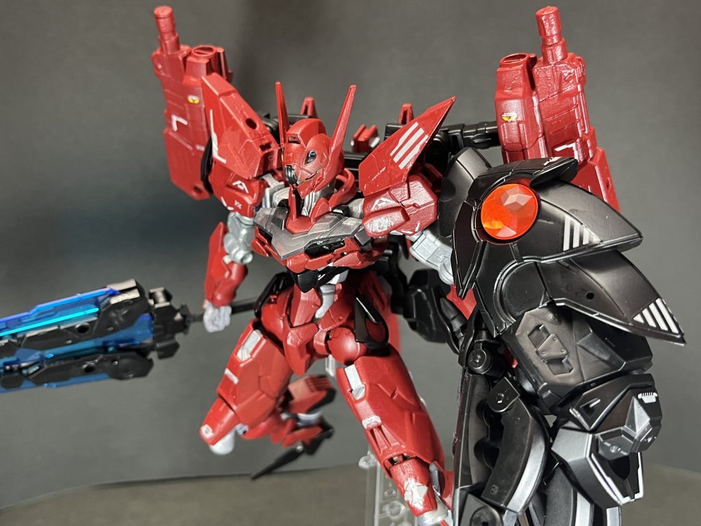 以前作成したアウルンをリメイク。スーパーロボット大戦JとOGに登場した月の民フューリーの所有する騎士機。ジュア・ムさんと機体の参考動画↓(音が出ますのでご注意下さい⚠️https://m.youtube.com/watch?v=L174Jc9J8cw前の塗装剥がし、サフから再度塗り直したんですが大分厚化粧になってしまいました(^◇^;)来年引っ越すので買うプラモデルは控えめにするweekに入りつつあります…よってリメイク!(ギラーガ欲しかったなぁどれだけ置けるか分からないし、部屋をプラモ詰めし過ぎたら奥さんにダインスレイブ撃たれちゃうもんね(´・ω・)🪡