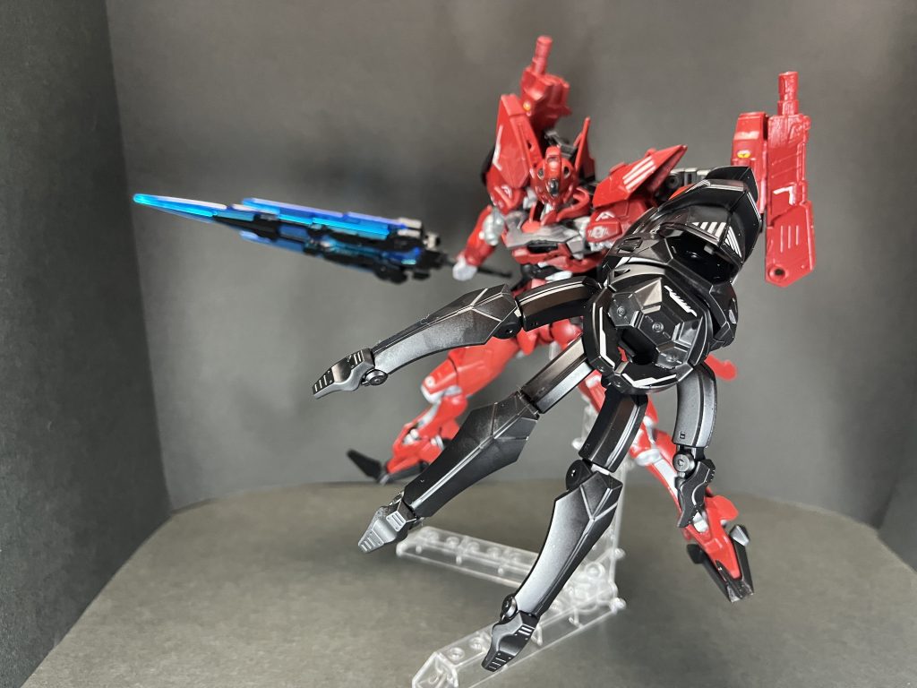 以上、ラフトクランズ(ジュア・ム機)でした!結構ルブリス味が残ってますが、なんちゃって改造が私の作品💪可変クローによる再現は別口でやるつもりだったのですが、こちらの方が安定性やでかい爪の迫力がダンチだったので試してみた所存。一応各種武装は着脱可、ただ爪も剣も重さがまあまあ💦軸やらを太らせたりして保持力上げたんですが、長時間の腕上げは苦手🥺最近プラモデルいじってて思うのは、悪役機作ってそいつにセリフ入れするのが物凄い楽しいw