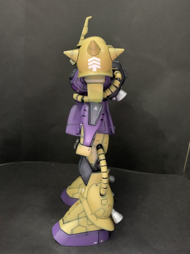 サイドショット①時期的には汚れ仕事をやらされた挙句、アサクラ大佐に梯子を外された辺りで自機をカスタマイズした、的な設定です。その頃はまだ大尉くらいかな？という想像で。腕の合わせ目がキッチリ消えてないのも気づいてましたがやり直す気力が湧かず諦めました🥹