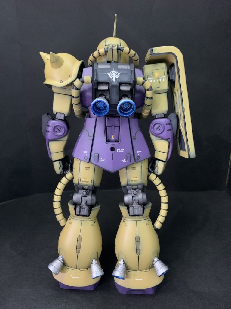 バックショット。「シーマカスタム」といっても、ふくらはぎに穴空けて何かで余ってたバーニアノズルをそのままブッ刺しただけです。プロペラントタンクをバックパックにつけたかったんですが、技量の限界を感じ断念。次頑張ります…バックパックのデカール1枚ダメにしてしまい、貼り直したものも千切れてしまいました。。こちらも気力が…